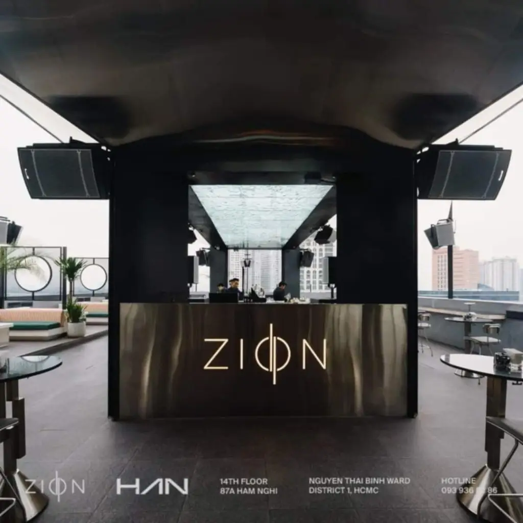 Zion Sky Lounge view thành phố về đêm