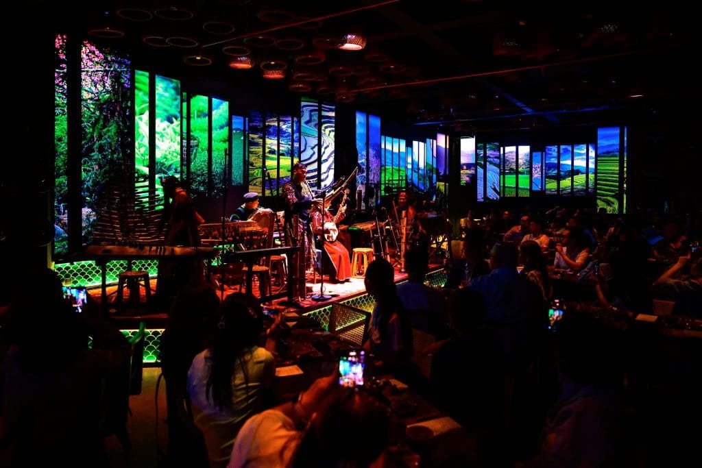 Ca sĩ biểu diễn acoustic live music tại Acoustic Bar Thảo Điền với khán giả tập trung