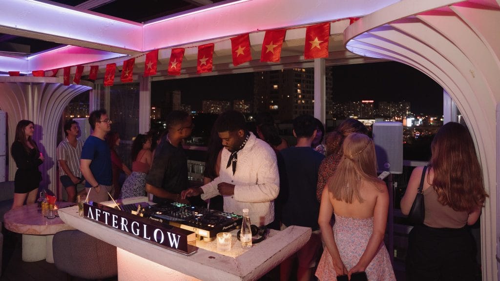 Khu vực ngồi ngoài trời Afterglow Sky Bar tầng cao với view 360 độ thành phố Hồ Chí Minh
