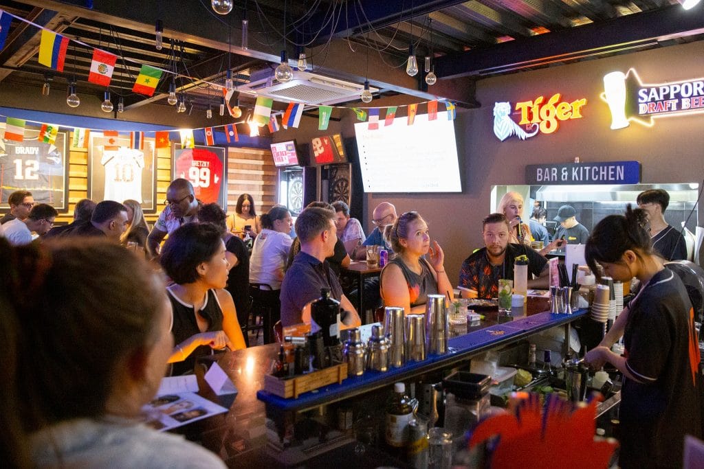 Không gian dining Avenue Saigon Bar với món ăn châu Âu và cocktail signature