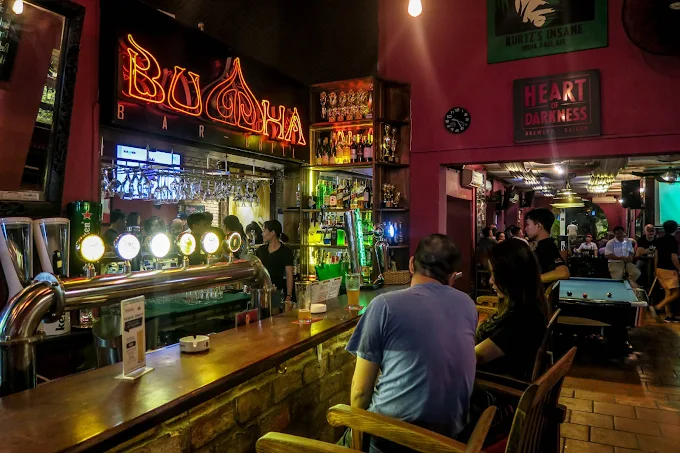 Quầy bar Buddha Bar Quận 2 với đèn LED màu sắc và không gian party sôi động