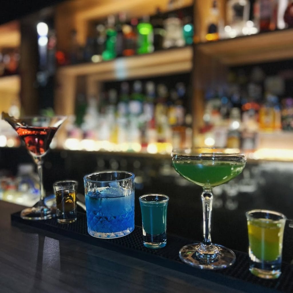 Den The Bar quận 3 không gian nhỏ gọn ấm cúng ánh sáng dịu nhẹ phong cách tối giản