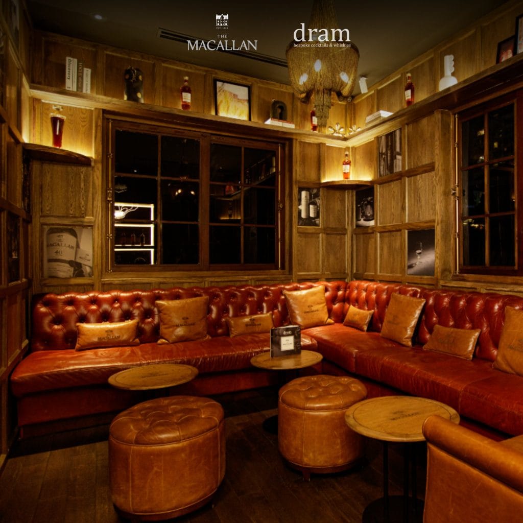 Interior sang trọng Dram Bar với ghế da và ánh sáng ấm tạo không khí jazz intimate