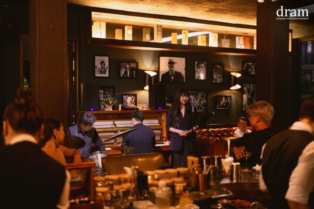 Ban nhạc jazz biểu diễn live tại Dram Bar Thảo Điền với khách hàng thưởng thức cocktail