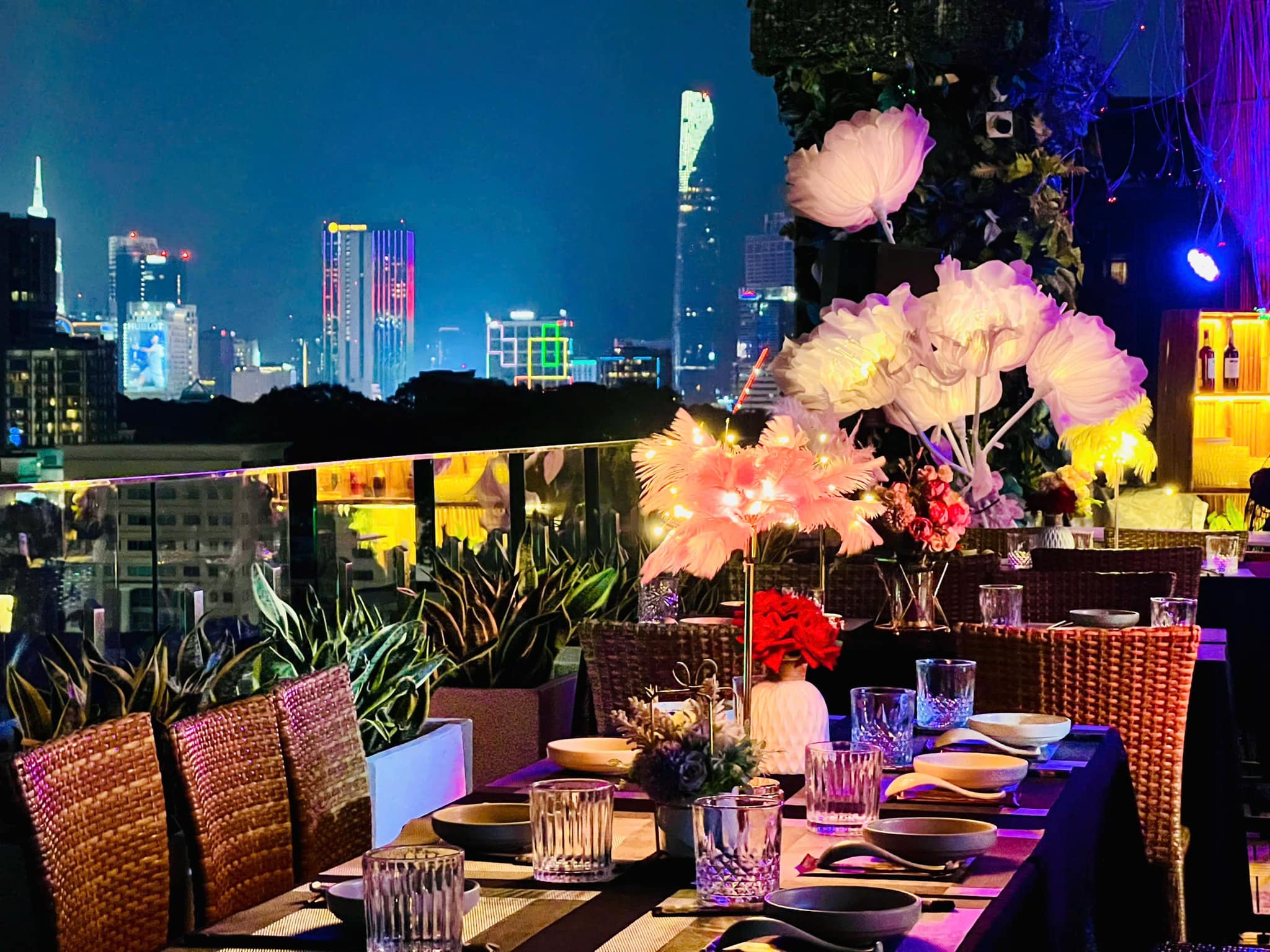 HAN SKY Rooftop Garden District 3 luxurious space with brilliant Landmark 81 views