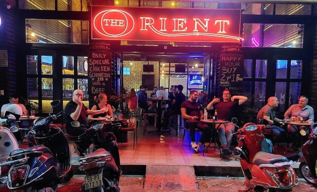 Khách nước ngoài thưởng thức đồ uống tại The Orient Bar với không gian gần gũi thân thiện