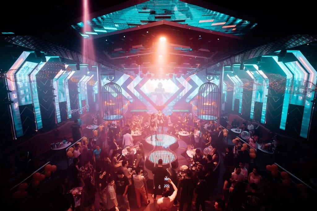 219 Club Lounge Quận 10 với sàn nhảy rộng lớn, hệ thống ánh sáng hiện đại và không gian nightclub đẳng cấp