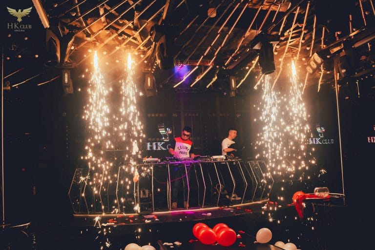 DJ chuyên nghiệp biểu diễn tại HK Club Nha Trang với hệ thống mixer hiện đại