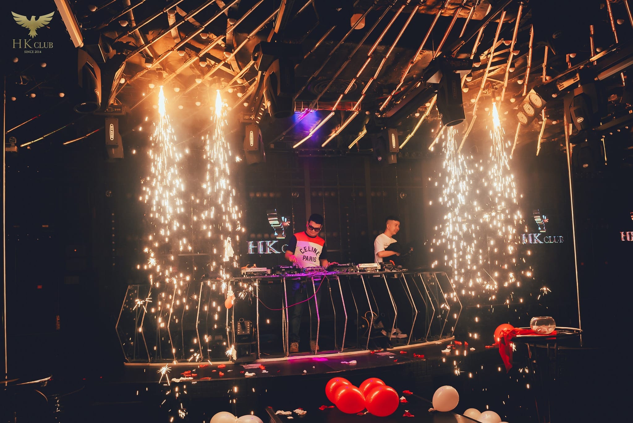 DJ chuyên nghiệp biểu diễn tại HK Club Nha Trang với hệ thống mixer hiện đại