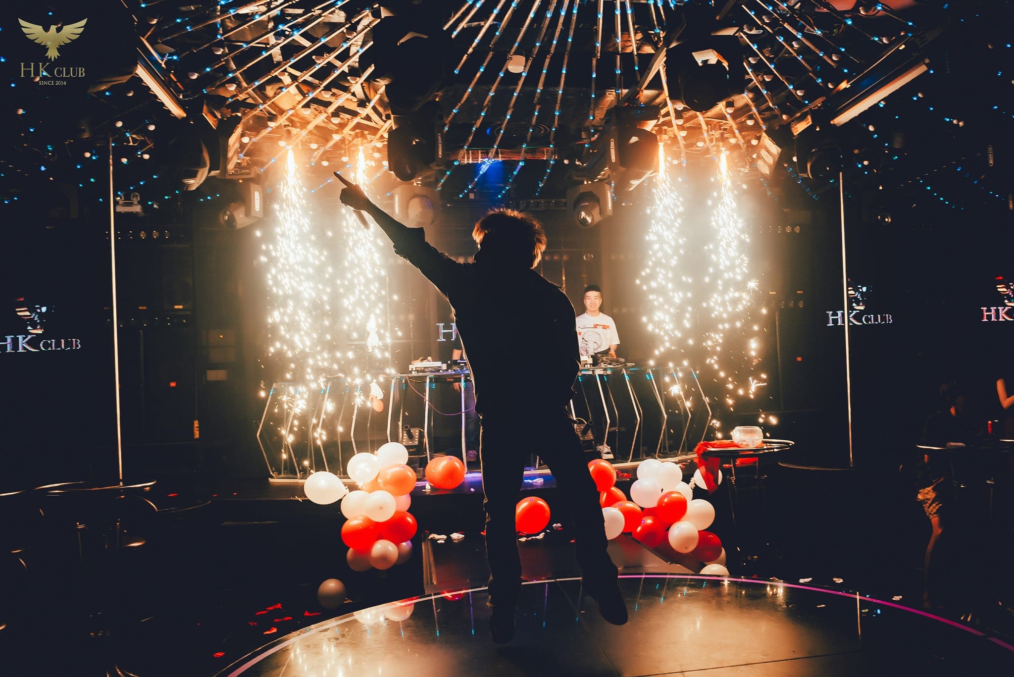 Sân khiêu vũ rộng rãi tại HK Club Nha Trang với hệ thống âm thanh ánh sáng đẳng cấp