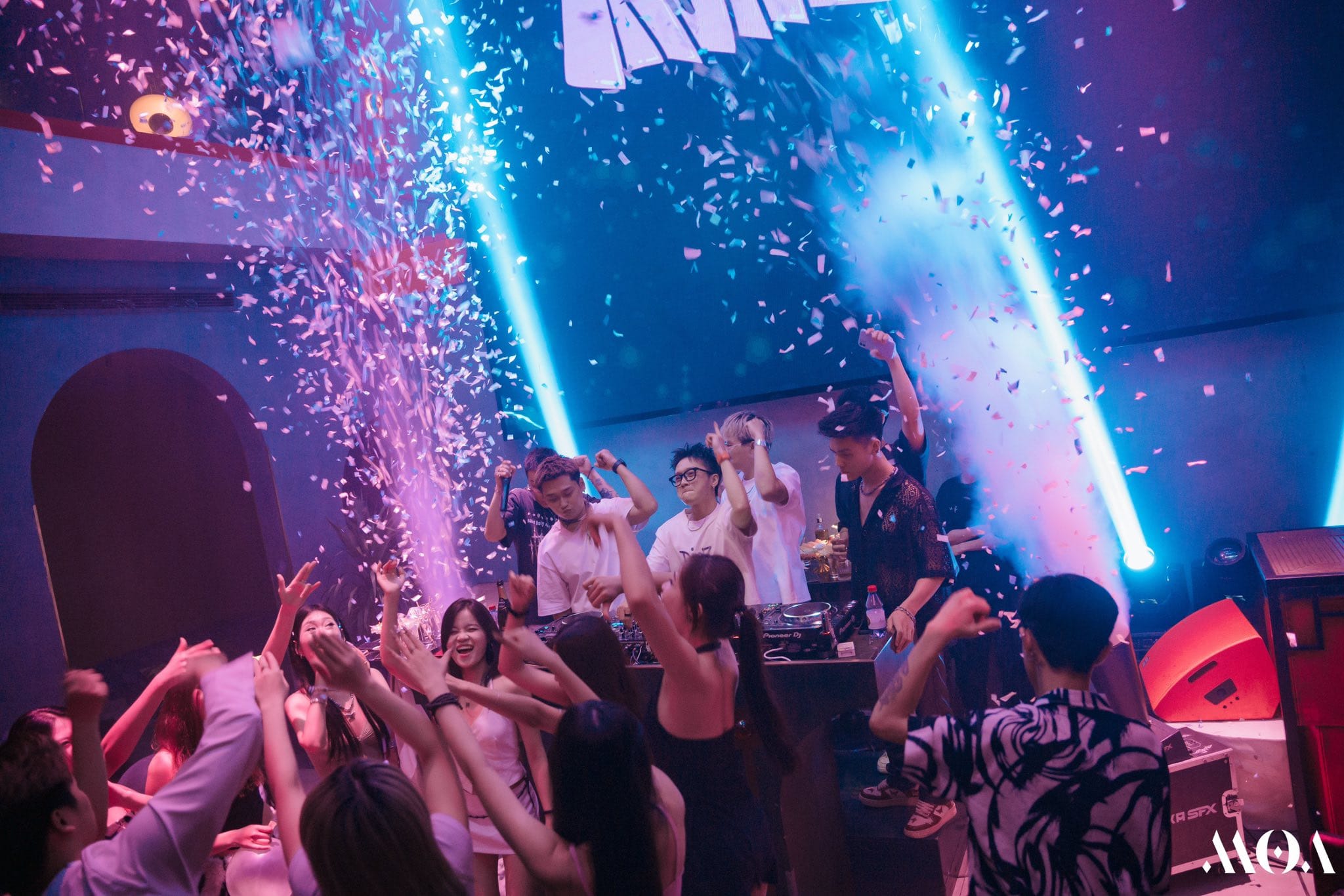 Sân khấu biểu diễn live music tại M.O.A – 98 Hàng Buồm