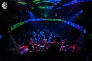 Dance floor rộng rãi tại Canalis Club Sài Gòn với DJ booth chuyên nghiệp