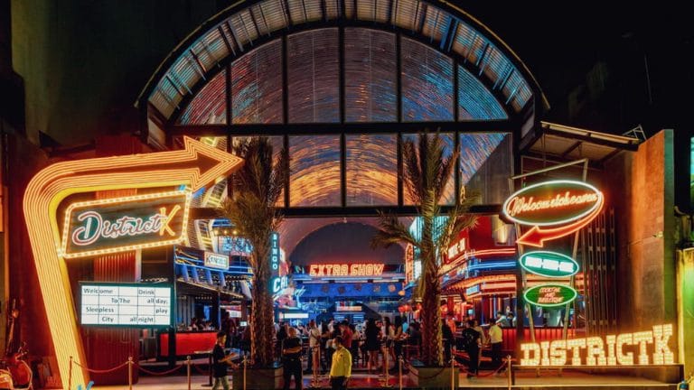 Beer club District K thiết kế theo phong cách Las Vegas với hệ thống ánh sáng LED đầy màu sắc