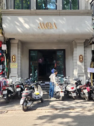 Không gian quán bar M.O.A nhìn từ ngoài phố