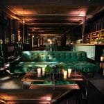 Không gian lounge Sài Gòn sang trọng với ghế sofa nhung và ánh đèn vàng ấm