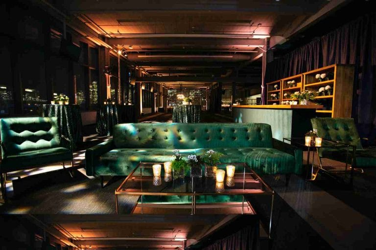 Không gian lounge Sài Gòn sang trọng với ghế sofa nhung và ánh đèn vàng ấm