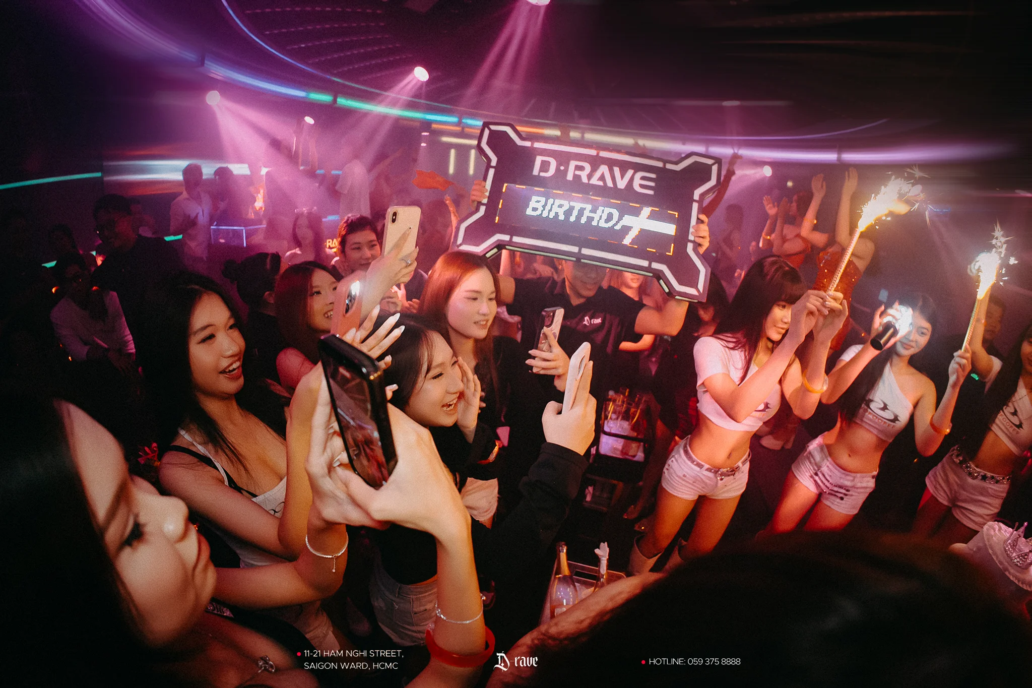 Không gian đỏ Futuristic và vòng sáng 360 tại D-Rave Club Sài Gòn