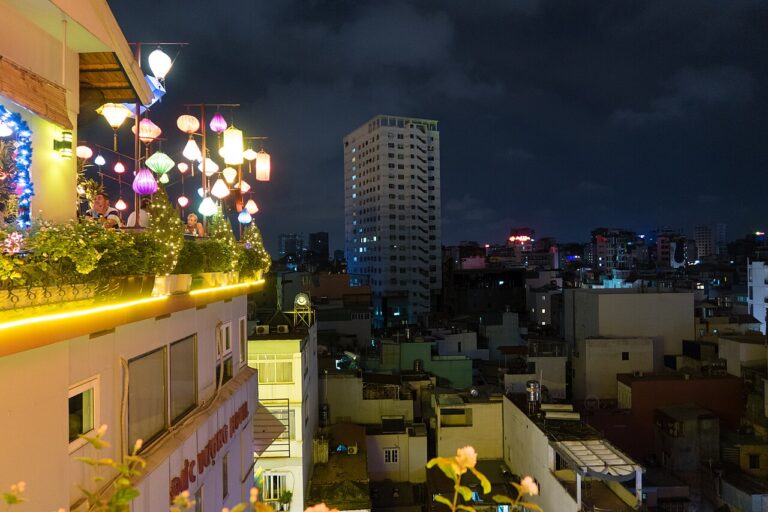 Phố Bùi Viện về đêm Quận 1