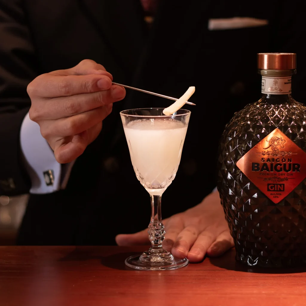 Bartender OAKSIP trang trí cocktail gin Quận 1