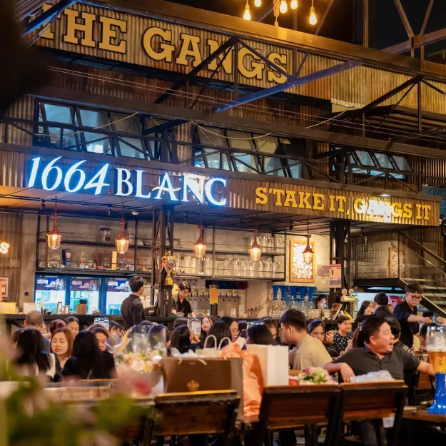 Không gian beer garden The Gangs buổi tối đông khách