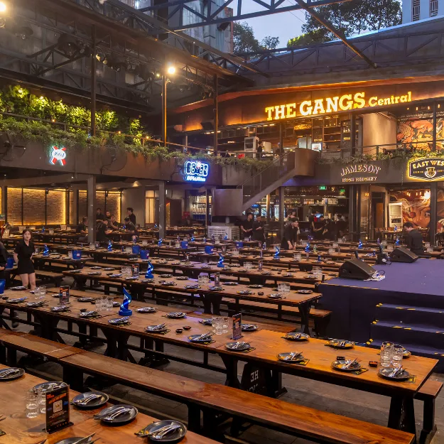 Sảnh The Gangs Central với sân khấu và bàn dài