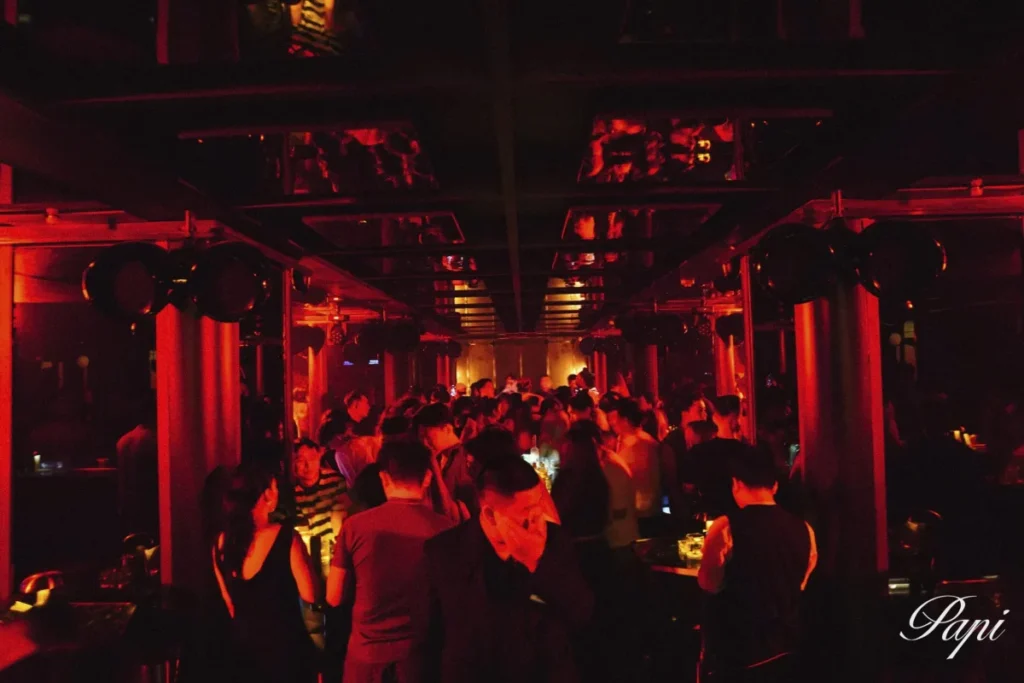 Papi Club Saigon – đám đông trên sàn nhảy dưới ánh đèn đỏ