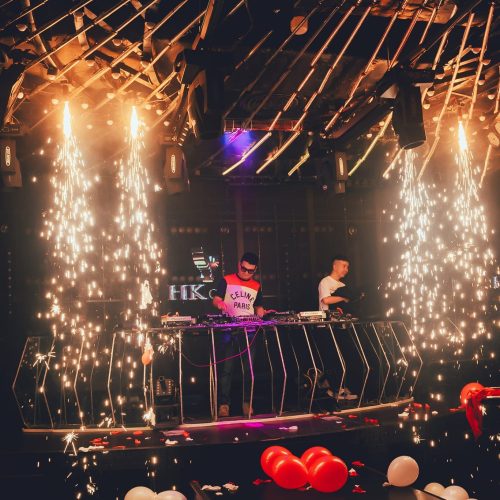 DJ chuyên nghiệp biểu diễn tại HK Club Nha Trang với hệ thống mixer hiện đại