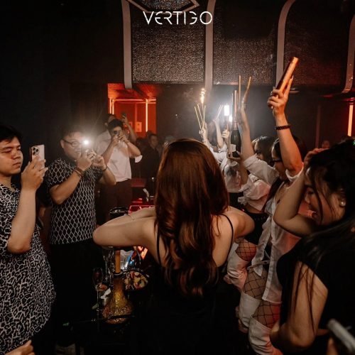 Bàn VIP với chai rượu cao cấp tại Vertigo