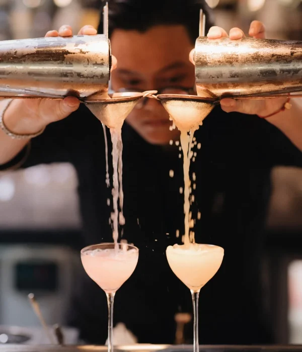 Bartender rót cocktail tại The Brix Thảo Điền