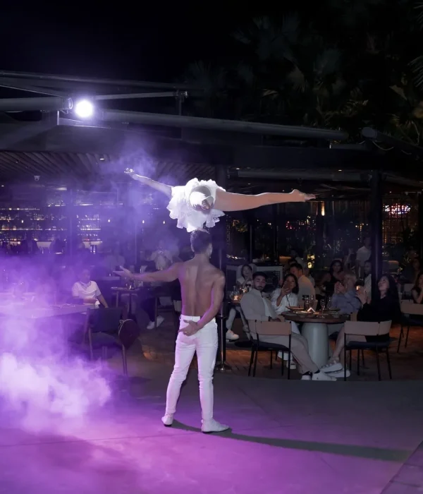Tiết mục biểu diễn bên hồ bơi The Brix Thảo Điền