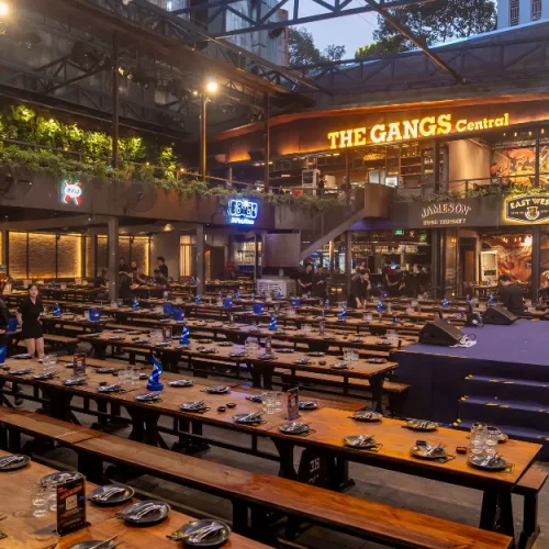 Sảnh The Gangs Central với sân khấu và bàn dài